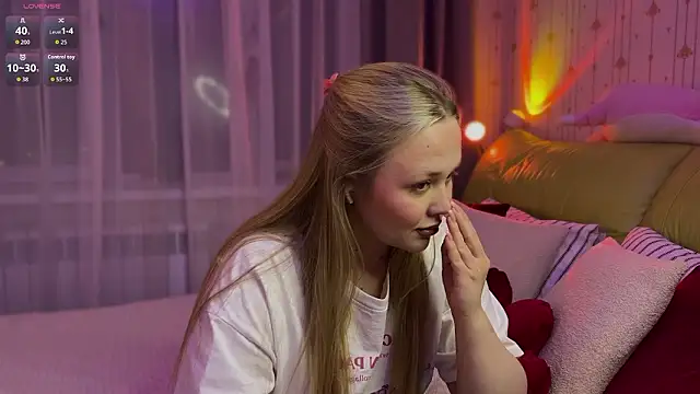 Estella Elwood online show from March 4, 6:15 pm