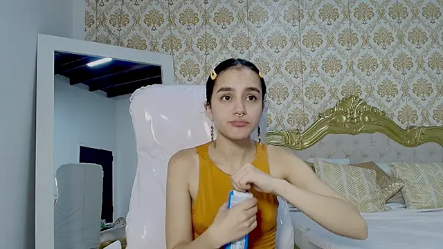 JessB  online show from October 6, 5:57 pm