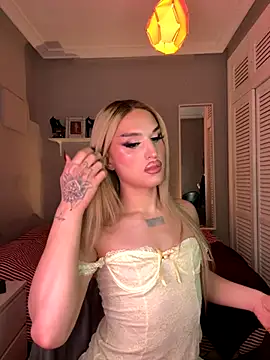 lacattiva online show from December 5, 5:00 pm