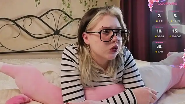 IrisSoCute online show from September 19, 8:29 am