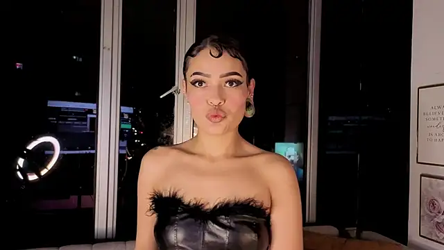 Snapshot of Cleo-smith chatting on December 3, 4:02 am Cleo-smith online show from December 3, 4:02 am