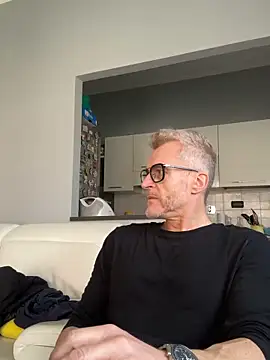 Axl hot online show from March 12, 11:47 am