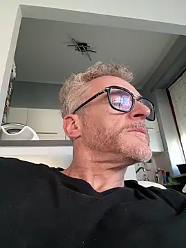 Axl hot online show from April 5, 10:33 am