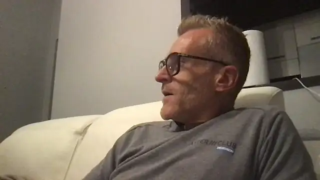 Axl hot online show from November 15, 8:57 pm