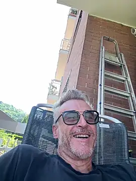 Snapshot of Axl_hot chatting on July 5, 7:15 am Axl hot online show from July 5, 7:15 am