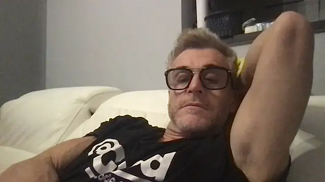 Snapshot of Axl_hot chatting on February 9, 9:46 pm Axl hot online show from February 9, 9:46 pm