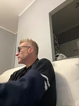 Axl hot online show from September 26, 7:43 pm