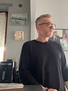 Axl hot online show from March 6, 1:06 pm