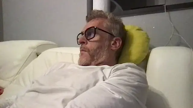 Axl hot online show from April 16, 9:37 pm