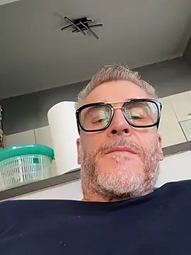 Axl hot online show from March 29, 1:46 pm