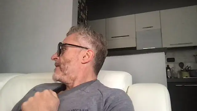 Snapshot of Axl_hot chatting on May 16, 11:42 am Axl hot online show from May 16, 11:42 am