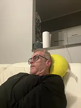 Axl hot online show from April 4, 9:43 pm