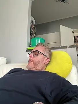 Axl hot online show from March 28, 1:34 pm