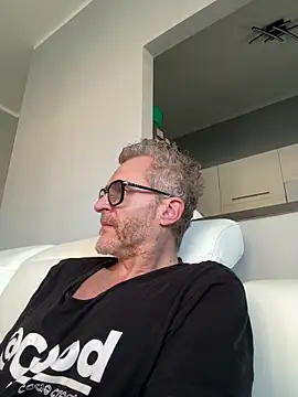 Snapshot of Axl_hot chatting on February 18, 11:17 am Axl hot online show from February 18, 11:17 am