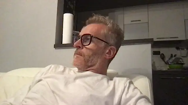 Axl hot online show from April 8, 9:16 pm