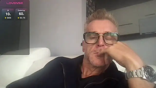 Axl hot online show from September 27, 12:33 pm