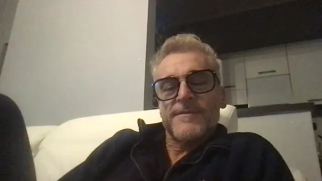 Axl hot online show from December 4, 8:19 pm