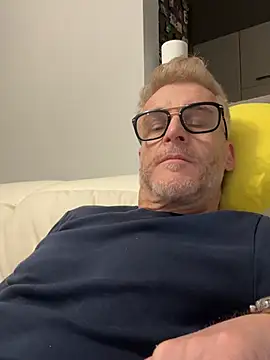 Axl hot online show from March 13, 10:37 pm