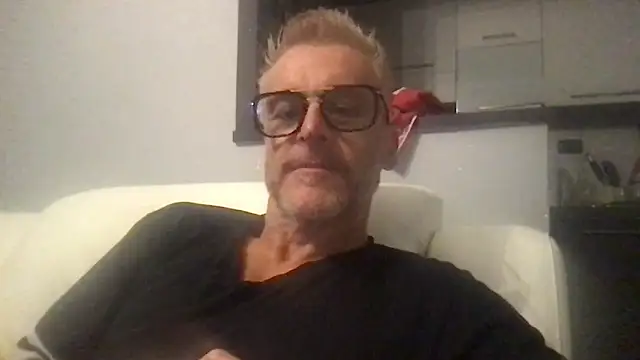 Axl hot online show from September 22, 7:20 pm