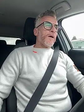 Axl hot online show from April 1, 3:31 pm