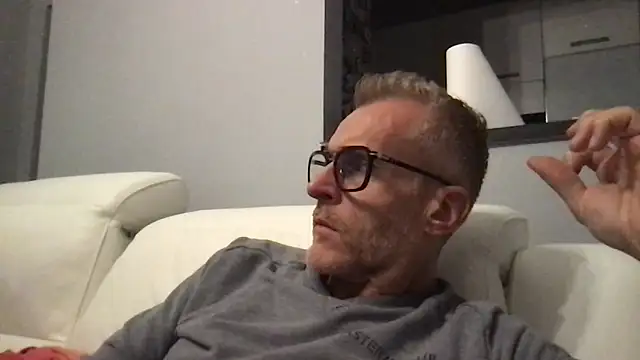 Axl hot online show from November 8, 8:34 pm