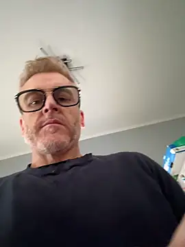 Axl hot online show from March 13, 10:31 am