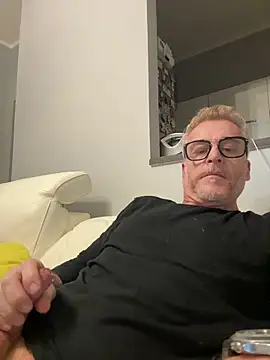 Axl hot online show from April 5, 11:55 pm