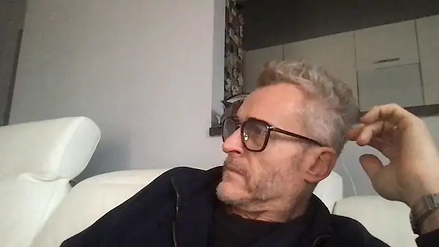 Axl hot online show from January 10, 2:12 pm