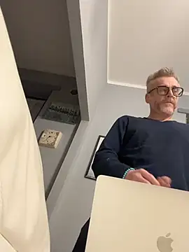 Axl hot online show from March 29, 1:40 am