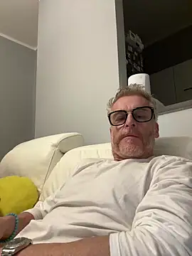 Axl hot online show from April 15, 11:05 pm