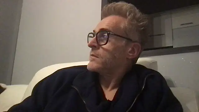 Snapshot of Axl_hot chatting on February 5, 12:17 am Axl hot online show from February 5, 12:17 am