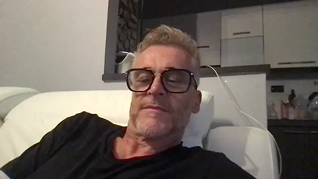 Snapshot of Axl_hot chatting on June 13, 7:23 pm Axl hot online show from June 13, 7:23 pm