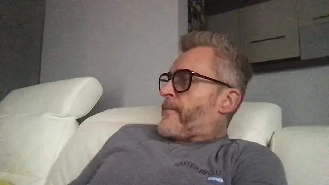 Snapshot of Axl_hot chatting on January 17, 12:53 pm Axl hot online show from January 17, 12:53 pm