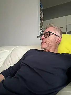 Axl hot online show from March 14, 1:17 pm