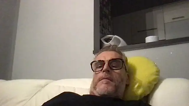 Snapshot of Axl_hot chatting on May 2, 1:00 am Axl hot online show from May 2, 1:00 am