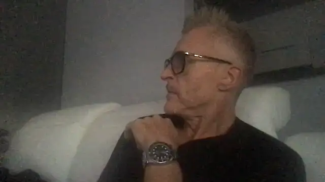 Axl hot online show from September 25, 4:35 pm