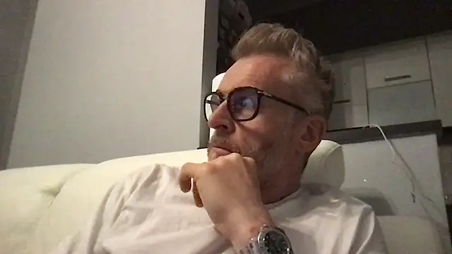 Axl hot online show from April 12, 6:22 pm