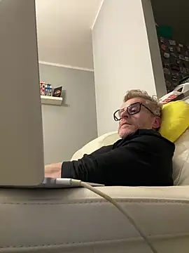 Snapshot of Axl_hot chatting on February 20, 9:28 pm Axl hot online show from February 20, 9:28 pm