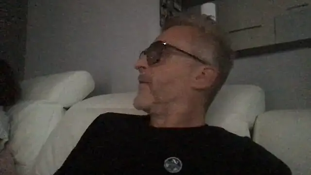 Snapshot of Axl_hot chatting on May 28, 6:25 pm Axl hot online show from May 28, 6:25 pm