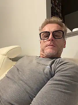 Snapshot of Axl_hot chatting on February 18, 11:23 pm Axl hot online show from February 18, 11:23 pm