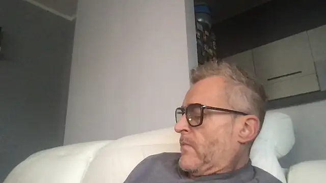 Axl hot online show from November 23, 12:04 pm