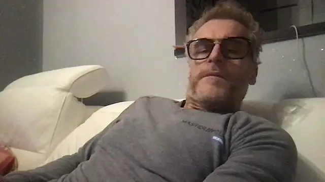 Snapshot of Axl_hot chatting on February 17, 11:02 pm Axl hot online show from February 17, 11:02 pm