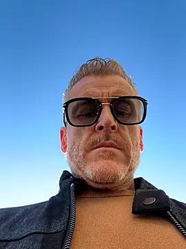 Axl hot online show from November 5, 3:04 pm