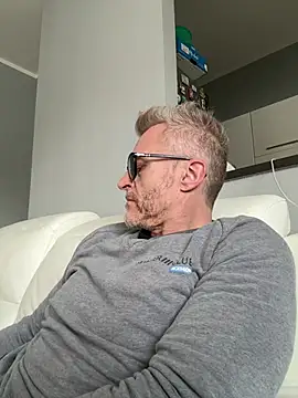 Axl hot online show from March 7, 4:01 pm