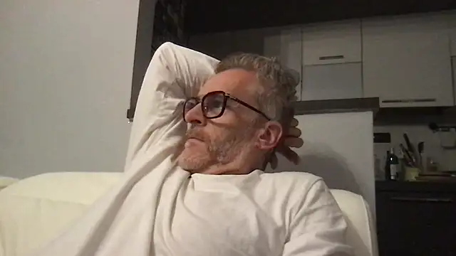 Axl hot online show from April 11, 8:56 pm