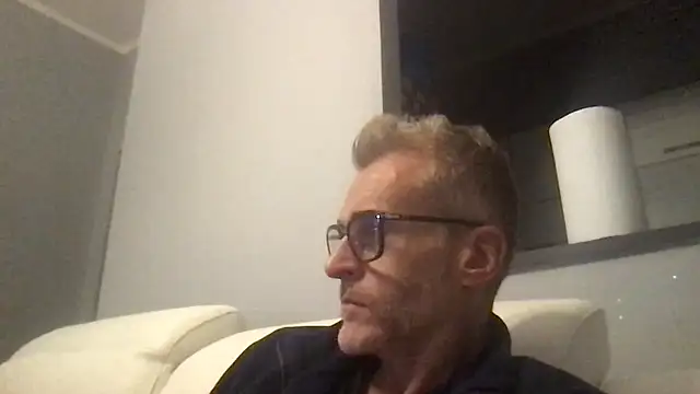 Axl hot online show from November 28, 8:31 pm