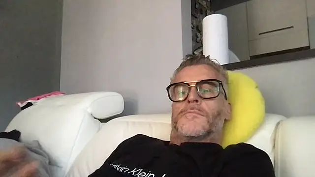 Snapshot of Axl_hot chatting on May 1, 12:54 pm Axl hot online show from May 1, 12:54 pm