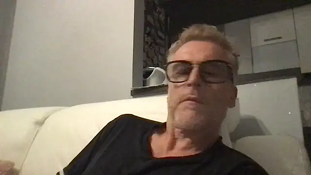 Snapshot of Axl_hot chatting on June 8, 7:47 pm Axl hot online show from June 8, 7:47 pm