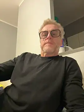 Snapshot of Axl_hot chatting on February 25, 12:55 am Axl hot online show from February 25, 12:55 am