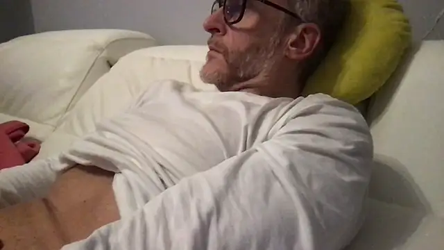 Axl hot online show from April 16, 9:39 pm